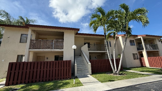 7911 Southgate Blvd in North Lauderdale, FL - Foto de edificio - Building Photo