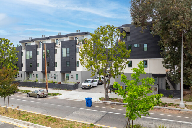 Inizio in Los Angeles, CA - Foto de edificio - Building Photo