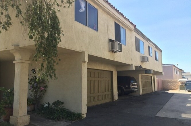 880 N Kathleen Ln in Orange, CA - Foto de edificio