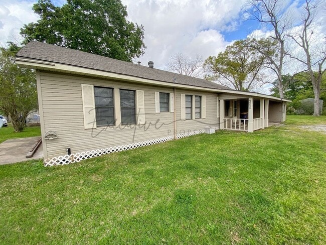 property at 208 N Kinney Ave