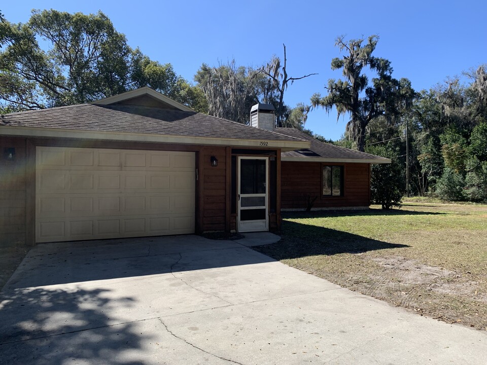 1592 W Euclid Ave in DeLand, FL - Building Photo