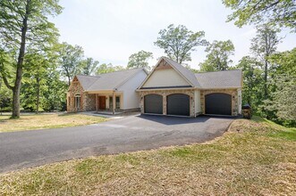 11409 Weatherstone Dr in Waynesboro, PA - Building Photo - Building Photo