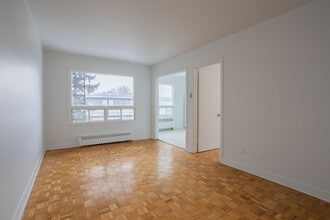 4290-4320 Métropolitain E in Montréal, QC - Building Photo - Building Photo