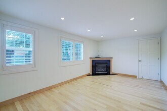4162 W Mercer Way in Mercer Island, WA - Building Photo - Building Photo