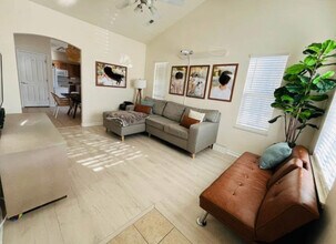 8789 S Caliente Dr in West Jordan, UT - Foto de edificio - Building Photo