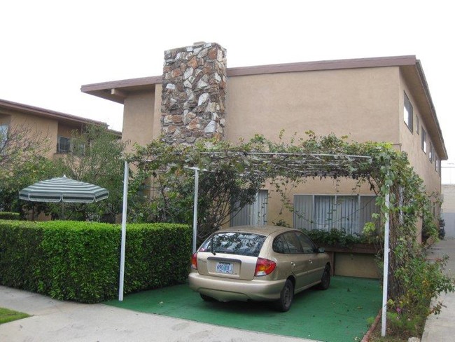 Garden Apartments in Gardena, CA - Building Photo - Building Photo