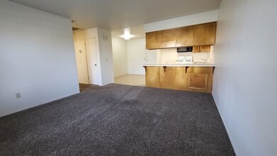 8601 Lyn River Ct in Bakersfield, CA - Building Photo - Building Photo