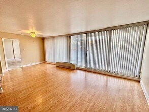 3900 W Ford Rd in Philadelphia, PA - Building Photo - Building Photo