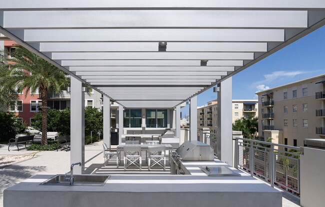 The Henry in Coral Gables, FL - Building Photo - Building Photo