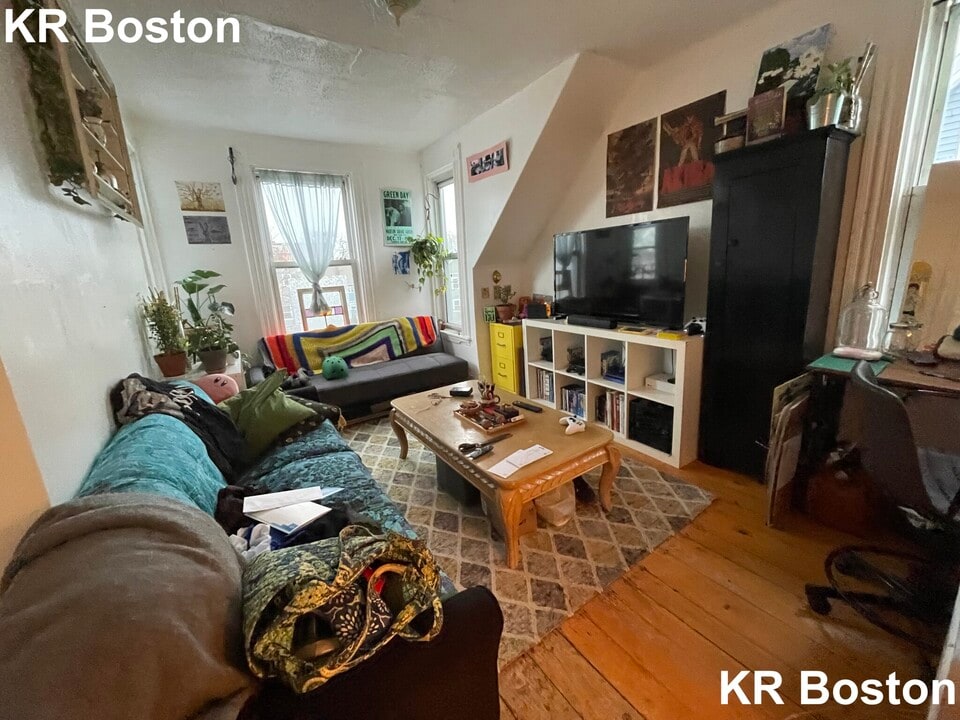 17 Higgins St, Unit 3 in Boston, MA - Building Photo