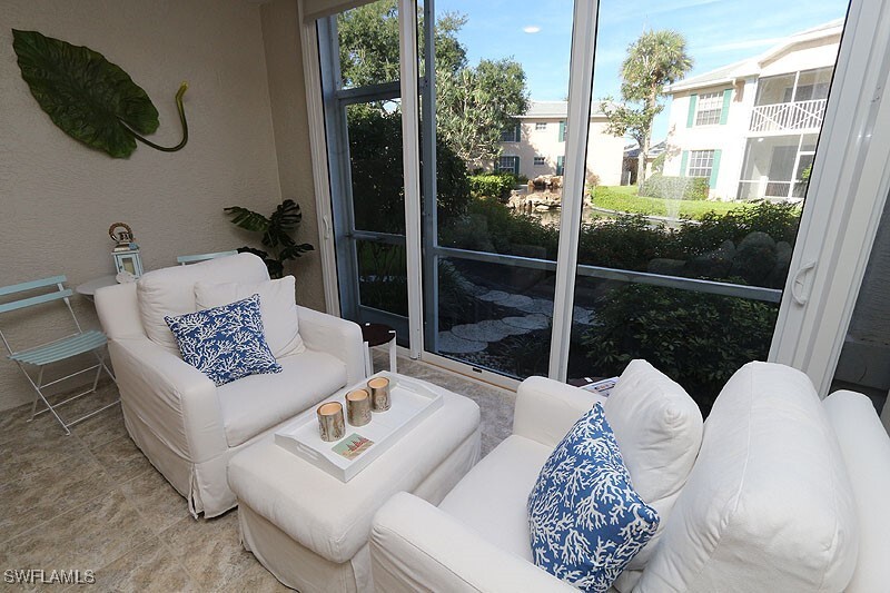 7058 Barrington Cir in Naples, FL - Foto de edificio