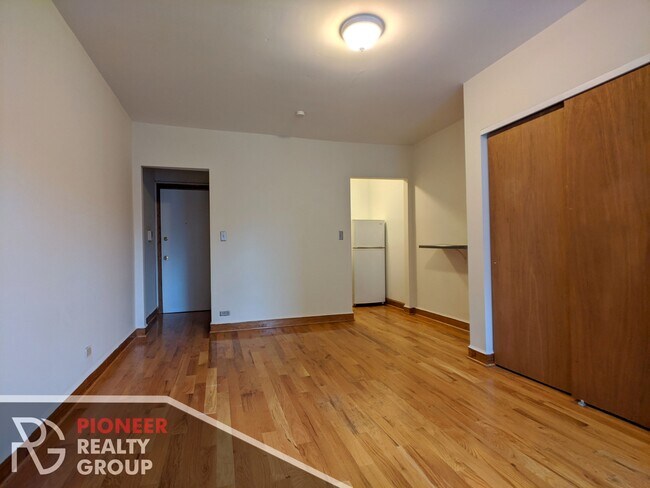 546 W Wellington Ave, Unit 207 in Chicago, IL - Building Photo - Building Photo