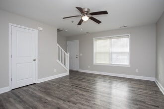 Caswell at Riverwalk in Jacksonville, NC - Foto de edificio - Interior Photo