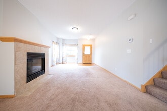 2692 Vierling Dr E in Shakopee, MN - Building Photo - Building Photo
