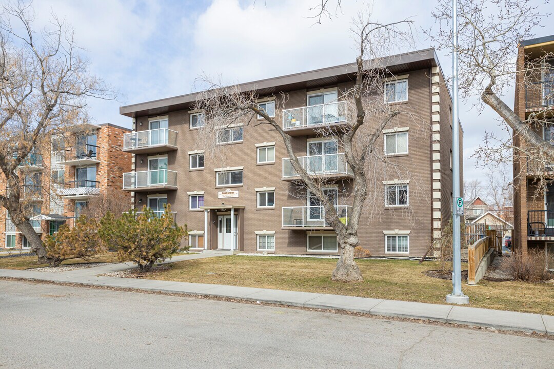 324 2 Av NE in Calgary, AB - Building Photo