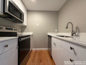 50 Evergreen St, Unit 32 in Boston, MA - Foto de edificio - Building Photo