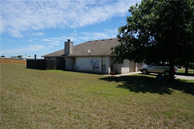 201 Axis Deer Trail in Hutto, TX - Building Photo - Building Photo
