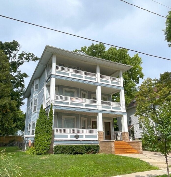 130 Lathrop St in Madison, WI - Building Photo