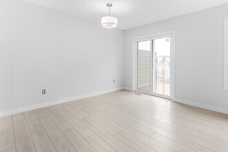 1439 Cherniak Way SW in Edmonton, AB - Building Photo - Building Photo