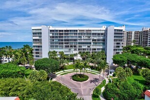600 Grapetree Dr in Key Biscayne, FL - Building Photo