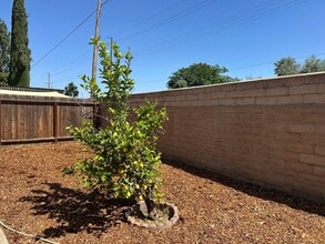 1930 S Royal Oaks Dr in Visalia, CA - Building Photo - Building Photo