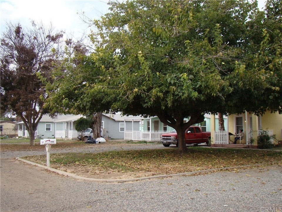 1521 E Santa Fe Dr in Merced, CA - Building Photo