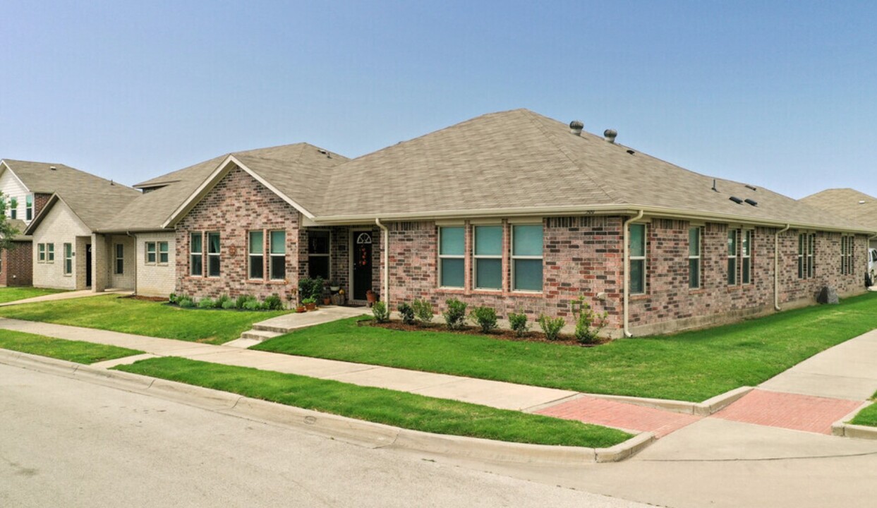 Longhorn Cove Townhomes in Denton, TX - Foto de edificio