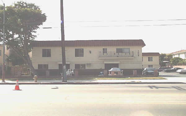 9305 Woodman Ave in Arleta, CA - Building Photo - Building Photo