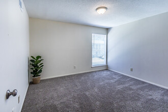 Rangepark Apartments in Memphis, TN - Building Photo - Interior Photo