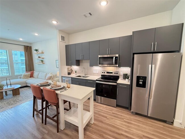 property at 641 W Crosstimbers St