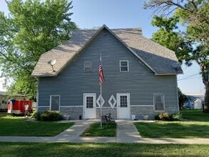 2303 14th St, Unit East Side in Emmetsburg, IA - Building Photo - Building Photo