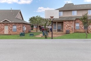 9257 Somerset Rd in San Antonio, TX - Building Photo