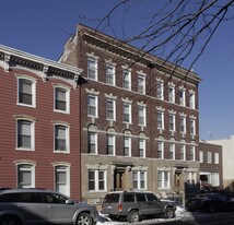 211 Calyer St in Brooklyn, NY - Building Photo