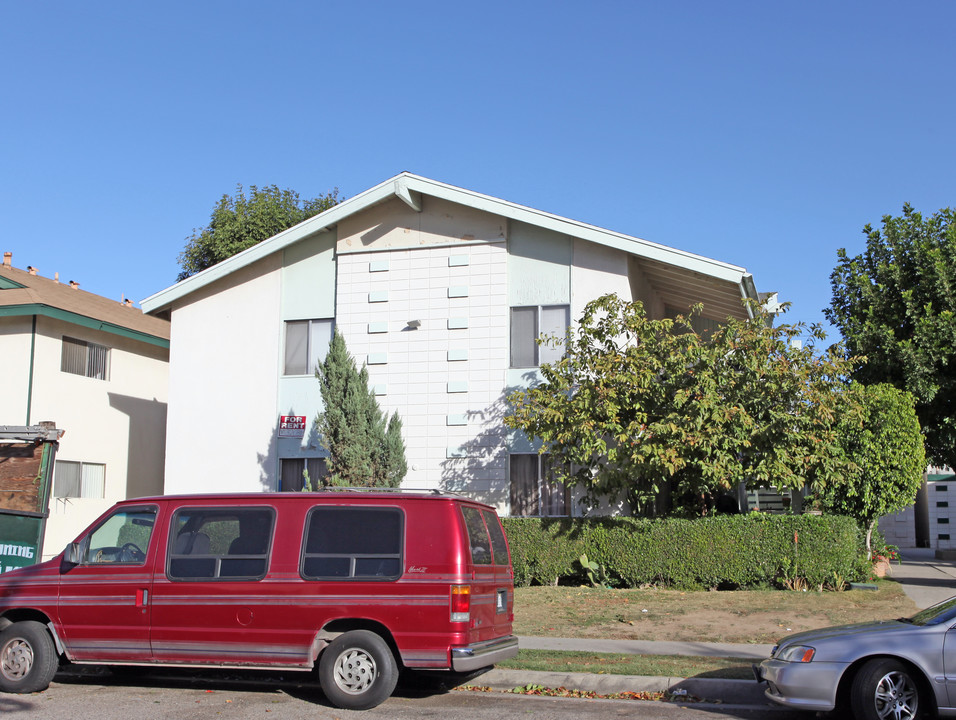 19213 Bryant St in Northridge, CA - Building Photo