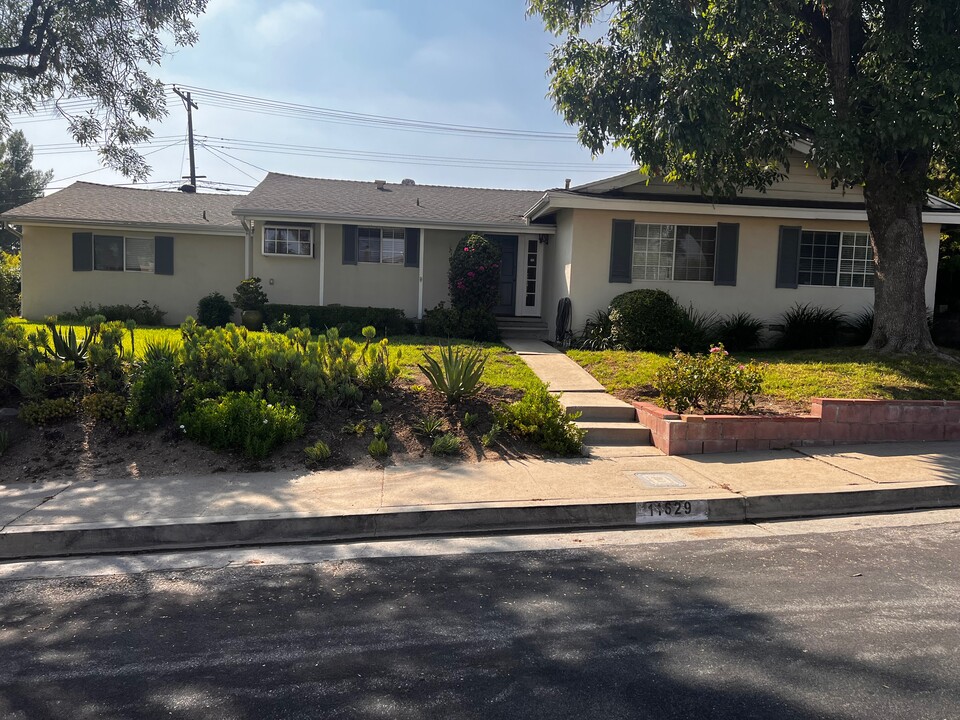 11629 Woodley Ave in Granada Hills, CA - Building Photo