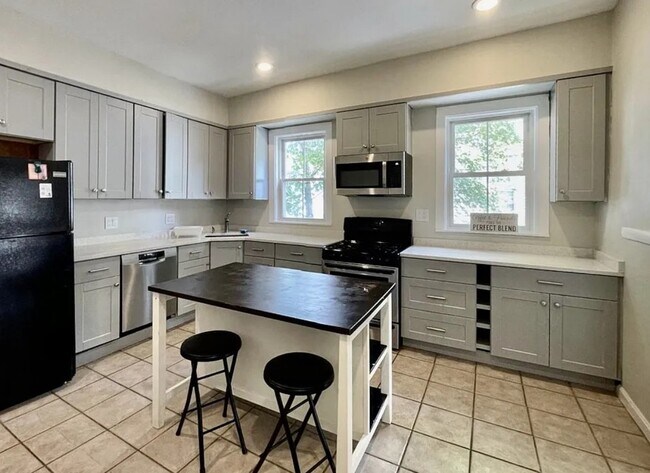 5 Durham St, Unit 1 in Somerville, MA - Foto de edificio - Building Photo