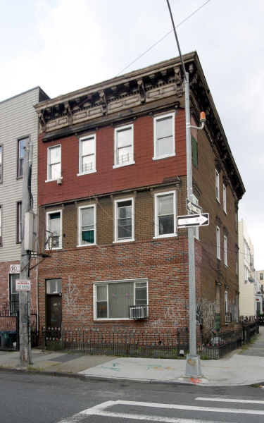 304 Evergreen Ave in Brooklyn, NY - Building Photo