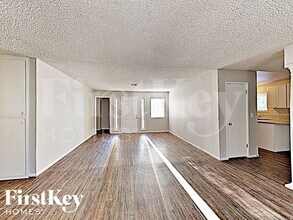 1321 Hewitt St, Unit B-B301 in Las Vegas, NV - Foto de edificio - Building Photo