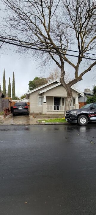 709 E Morris Ave in Modesto, CA - Building Photo