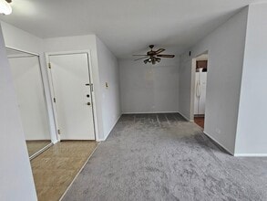 573 Greystone Ln, Unit D2 in Wheeling, IL - Foto de edificio - Building Photo