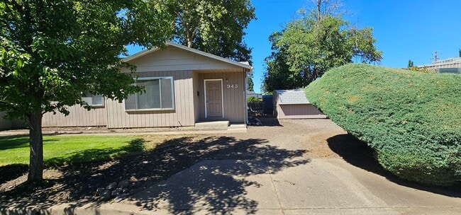 property at 941-943 S Holly St