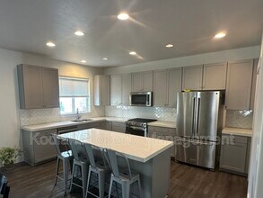 912 Queensmill Ln in Salt Lake City, UT - Foto de edificio - Building Photo
