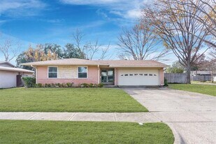 831 Warren Way in Richardson, TX - Building Photo