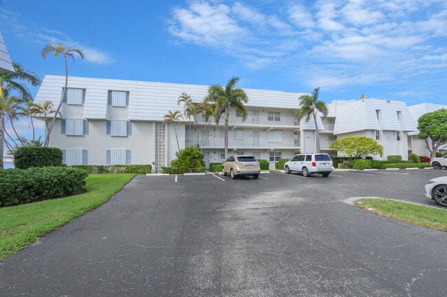 1025 Sugar Sands Blvd in Riviera Beach, FL - Building Photo - Building Photo