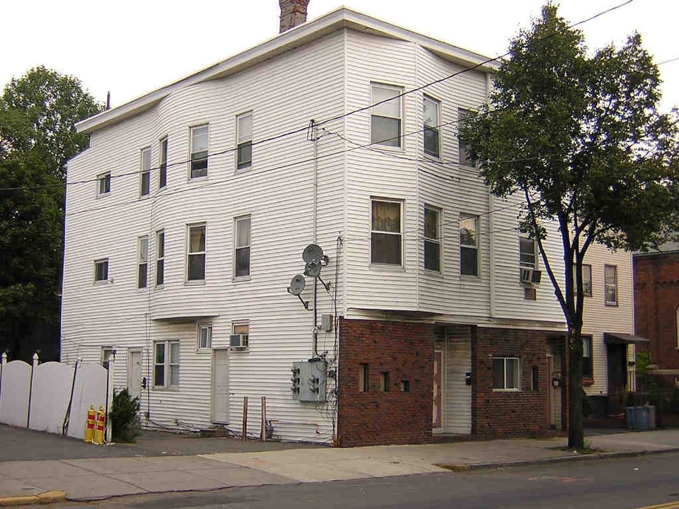 720 Broadway in Chelsea, MA - Building Photo