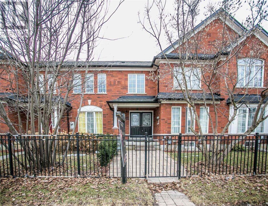 5828 Tenth Line W in Mississauga, ON - Building Photo