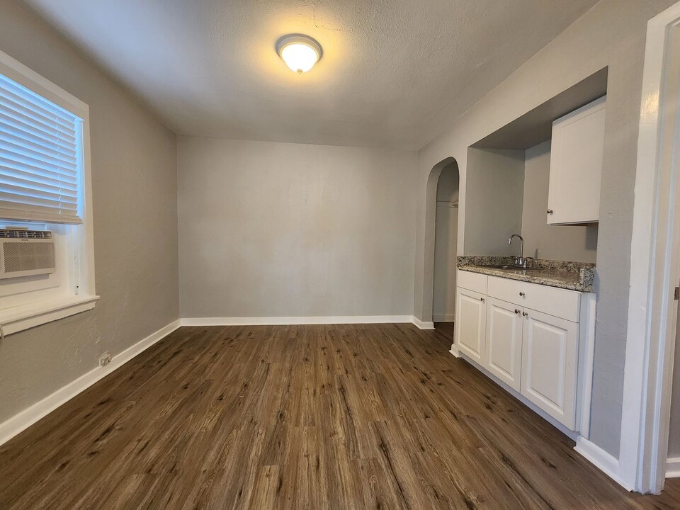 1214 S Ridgewood Ave in Daytona Beach, FL - Building Photo
