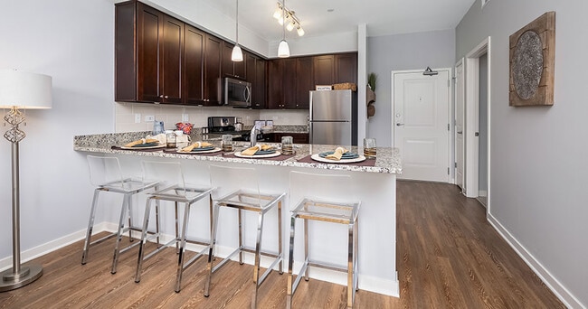 The Residences of Orland Park Crossing in Orland Park, IL - Foto de edificio - Building Photo