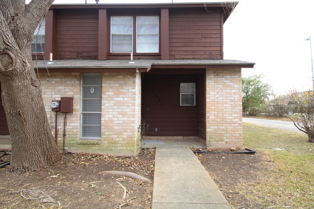 1321 Julienne Pl in San Antonio, TX - Building Photo