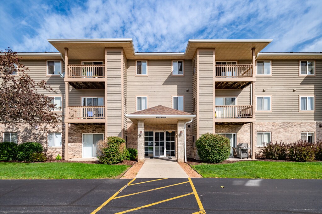 Saddle Brook Apartments Pewaukee, WI Apartments